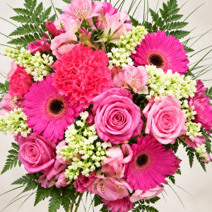 Bouquet rond de fleurs roses et fuchsia avec feuillage