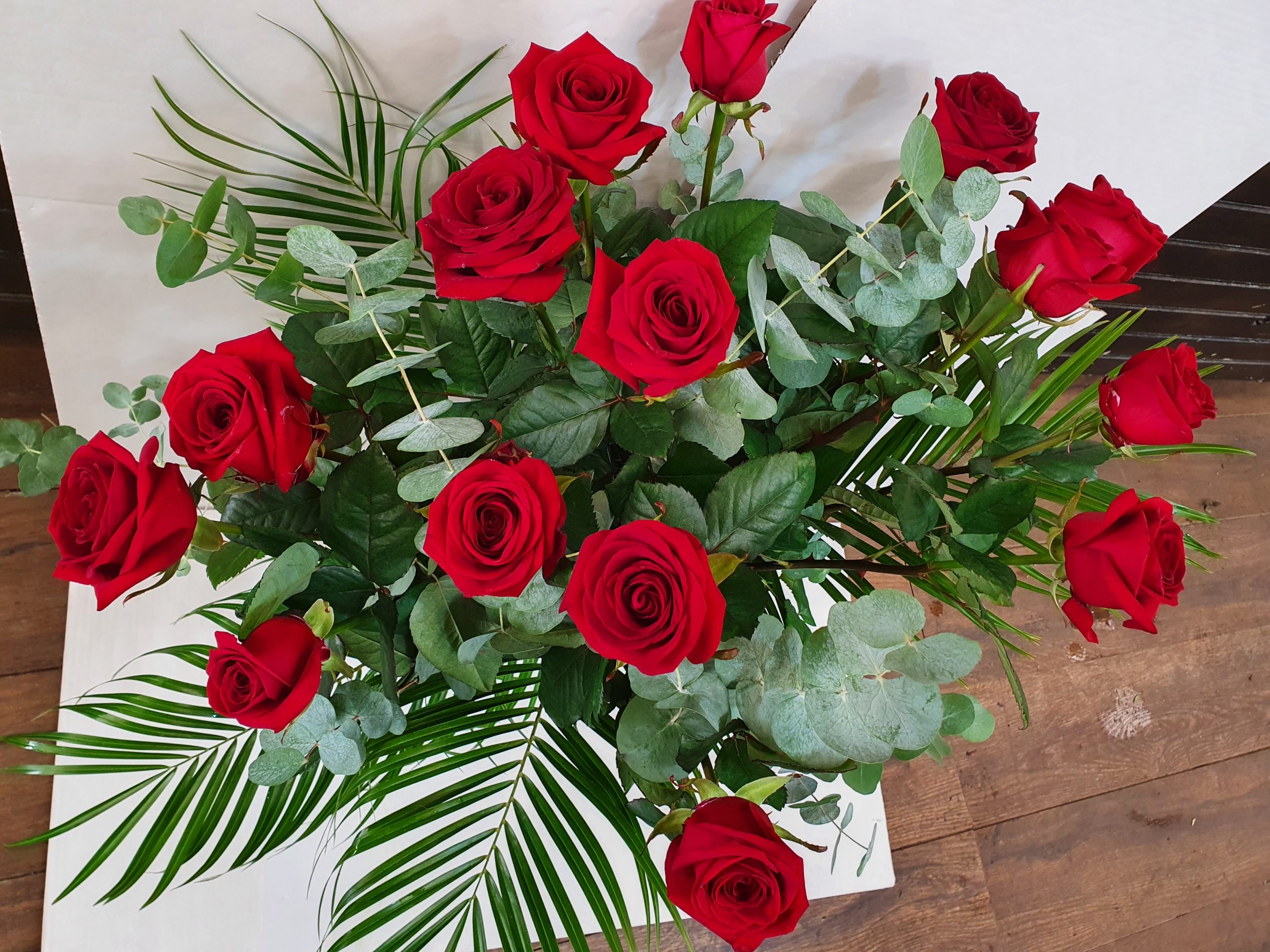 Bouquet de 15 Roses rouge 70 cm et eucalyptus - Floréal
