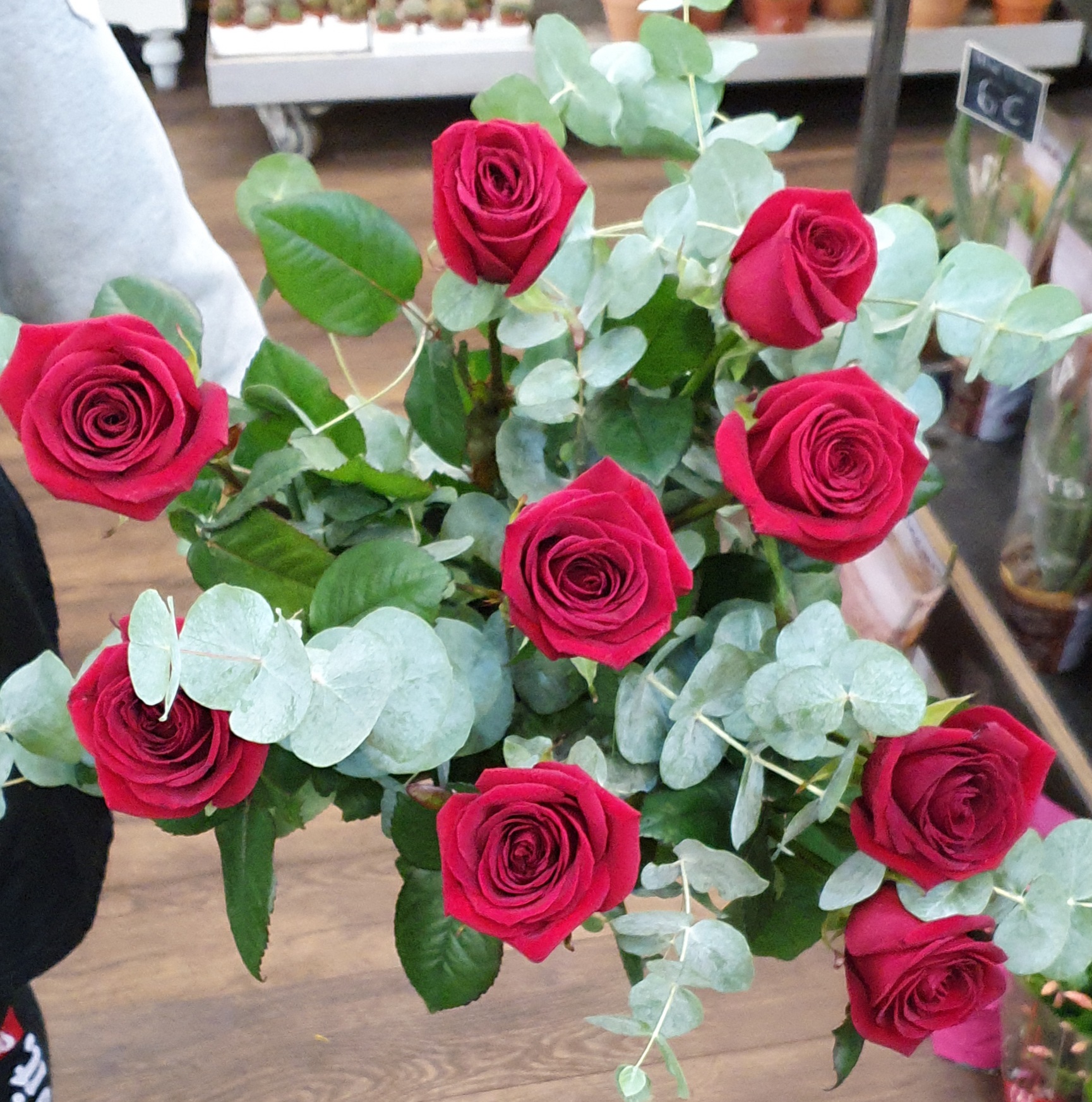 Bouquet de 9 Roses rouge et eucalyptus - Floréal